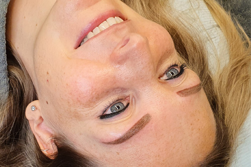 Een tevreden cliënt na afloop van een goed gelukte permanente make up behandeling bij Cosmederma in Leiden